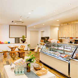 魚沼市堀之内お菓子吉田屋の広い店内カフェスペースも